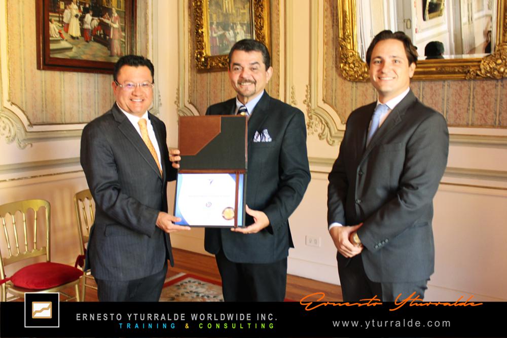 Ernesto Yturralde, recibe reconocimiento como EMAR EMÉRITO