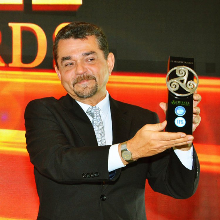 Ernesto Yturralde
											recibe el IFS Platinum Triskel 2019